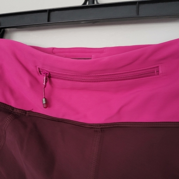 Lululemon Tight Stuff Womens 8 Two Tone Cropped Capris Workout Leggings Rasberry - Picture 6 of 6